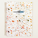 Cosmetologue de salon Terrazzo Curling Fer<br><div class="desc">Un planificateur avec un motif en terrazzo aux couleurs inspirées du désert à l'avant et à l'arrière.  L'avant est ornée d'une illustration en fer à curling bleu avec nom et année.</div>