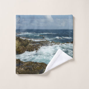 Côte rocheuse d'Aruba et océan bleu