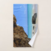 Côte tropicale de plage avec un Big Rock (Serviette à main)