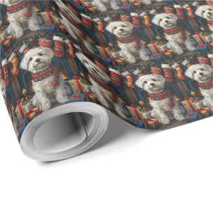 Coton De Tulear-hond met kerstcadeaus bij de open Cadeaupapier