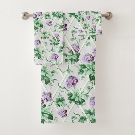 Cottage Chic Purple Hydrangeas sur Trellis (En situation)