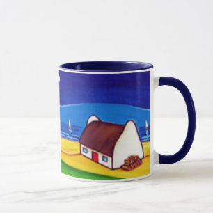 Cottage irlandais la nuit avec la tasse de gazon
