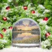 Coucher de soleil clair et paisible sur un lac ser (Noël)