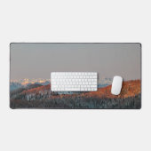 Coucher de soleil dans la forêt d'épinettes et les (Clavier et souris)