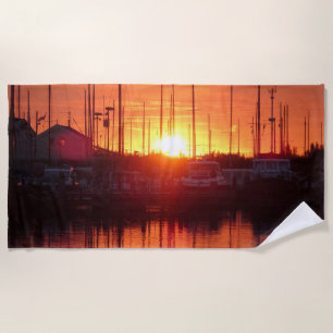Coucher de soleil dans la serviette de plage d'eau