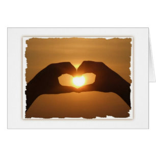 Coucher de soleil des mains du coeur