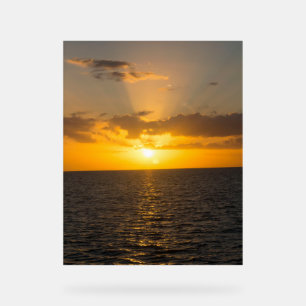 Coucher de soleil radieux sur l'océan
