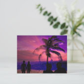 Coucher de soleil romantique sur une plage, carte  (Debout devant)