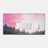 Coucher de soleil rose vif au-dessus de la forêt e (Clavier et souris)