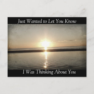 Coucher de soleil sur la carte postale de la plage