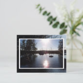 Coucher de soleil sur la carte postale du lac (Debout devant)