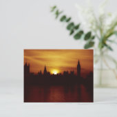 Coucher de soleil sur la carte postale Londres (Debout devant)