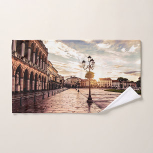 Coucher de soleil sur le carré à Padova en Italie