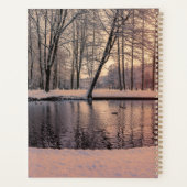 Coucher de soleil sur le parc avec petit lac gelé (Dos)