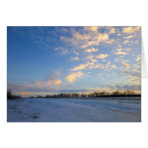 Coucher de soleil sur le terrain neigeux
