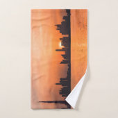 Coucher de soleil sur une ville balnéaire - aquare (Serviette à main)