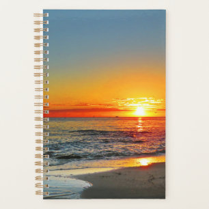 Coucher de soleil tropical sur la plage