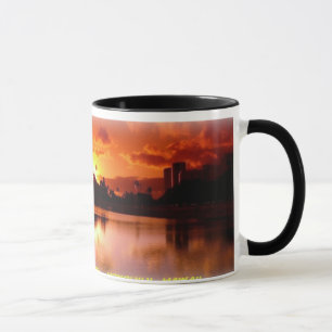 Coucher du soleil à la tasse de plage de Moana