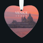 Coucher du soleil à Venise<br><div class="desc">Coucher du soleil dans "la ville la plus romantique au monde",  Venise,  Italie. Vue de la basilique de salut de della Santa Maria et du della de Punta Dogana (les vieilles coutumes vénitiennes) de Sestiere San Marco,  situé de l'autre côté du canal grand.</div>