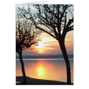 Coucher du soleil, arbres et lac, carte de voeux,
