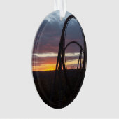 Coucher du soleil au-dessus du feu de forêt (devant)