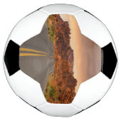 Coucher du soleil de voyage par la route (Tourné)