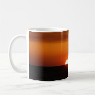Coucher du soleil sur la tasse de café de plage