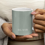 Couleur de cendre verte personnalisée Mug personna<br><div class="desc">Commencez votre journée avec élégance en utilisant cette tasse personnalisée couleur cendres vertes. Doté d'une teinte de frêne verte sophistiquée et d'un nom personnalisable, ce mug ajoute une touche unique et personnelle à vos moments de café ou de thé. Parfait pour un usage domestique ou professionnel, le design élégant et...</div>
