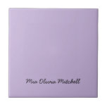 Couleur de tendance - Carreaux en céramique violet<br><div class="desc">Voici l'éclatante teinte printanière : Soft Violet. Élevez votre décor de maison avec notre céramique moderne et élégant, avec un nom personnalisable dans une police manuscrite charmante. Son design élégant et minimaliste aux couleurs solides dégage un charme intemporel, ce qui en fait un cadeau idéal pour un usage personnel ou...</div>