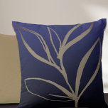 Couleur d'eau minimaliste bleu Feuilles oreiller<br><div class="desc">L'oreiller à jetons moderne présente un design botanique artistique minimaliste d'aquarelle dans une riche palette de couleurs bleues. Cette composition artistique est construite à partir d'une simple illustration de feuilles organiques. Un coussin artistique moderne pour votre chambre familiale ou un canapé de séjour, un élégant coussin décoratif pour votre chambre...</div>