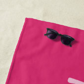 Couleur rose chaude serviette de plage Nom personn (En situation)