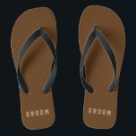 Couleurs personnalisées Masculine Groom<br><div class="desc">Personnalisable "marron" avec beige "groom" texte modifiable. Idéal pour toute personne à la fête de mariage ou simplement mettre votre nom dans le modèle. Cliquez sur "Customiser" et utilisez les nuances à droite pour changer la couleur arrière - plan. L'outil pipette vous donne encore plus de nuances, et la liaison...</div>
