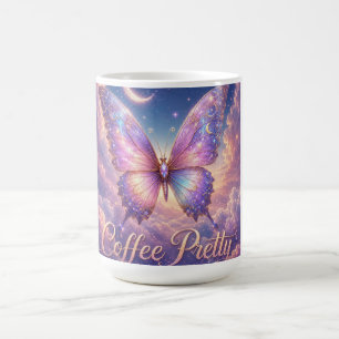 Couleurs riches d'un papillon sur une tasse à café