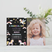 Couleurs Unicornes Invitations d'anniversaire avec (Debout devant)