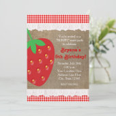 Country Strawberry Red Gingham Ruffle Uitnodiging (Staand voorkant)