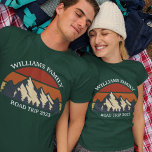Coup de soleil sur la route de réunion familiale p<br><div class="desc">Ce coucher de soleil rétro cool sur des montagnes rocheuses dans la nature fait une belle image pour un ensemble de t-shirts customisés pour une réunion de famille, un voyage sur la route ou des vacances d'été. Commémorez votre semaine de vacances avec des tee - shirts assortis pour maman, papa,...</div>