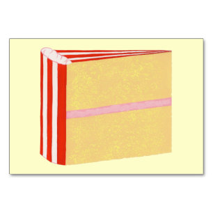 Coupe de gâteau jaune lisant des cartes de poche p