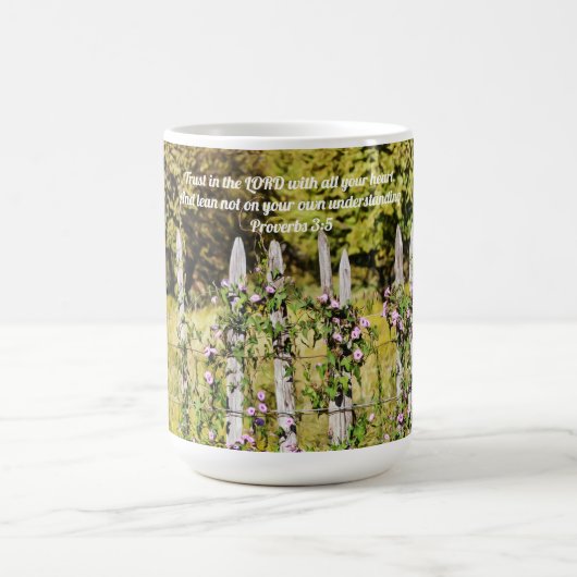 Coupe de Mug de la clôture de campagne et des fleu (Centre)