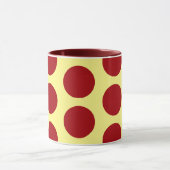 Coupe rouge sur Polka Jaune Dot Art Mug (Centre)
