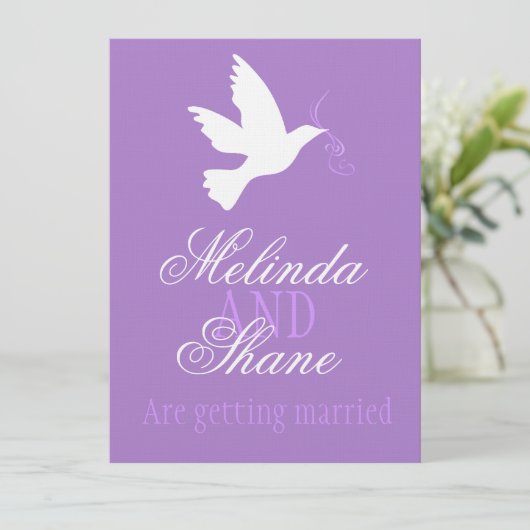 Coupe violette de colombe blanche invitation de ma (Debout devant)