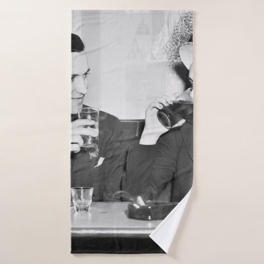 Couple assis ensemble dans un restaurant flirtant (Serviette de bain)