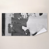 Couple assis ensemble dans un restaurant flirtant (Serviette de bain)