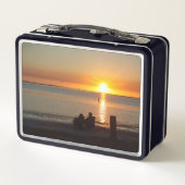 Couple Assis Sur La Plage Au Lunch Box Le Coucher (Dos)