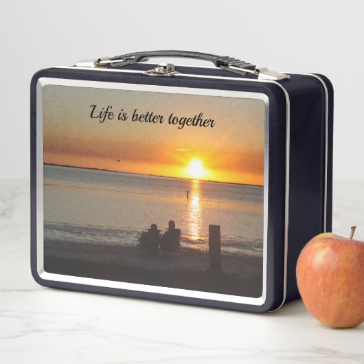 Couple Assis Sur La Plage Au Lunch Box Le Coucher (En situation)