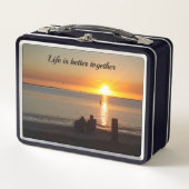 Couple Assis Sur La Plage Au Lunch Box Le Coucher (Devant)