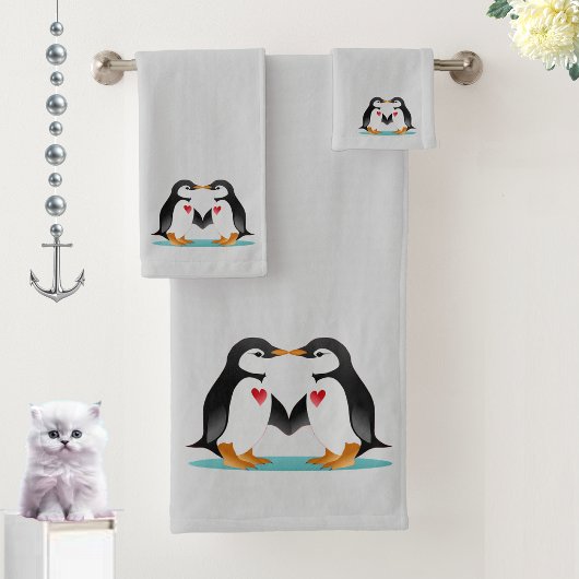 Couple de manchots mignons moderne sur gris clair