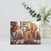 Couple Plus Âgé Jouer Des Cartes (Debout devant)