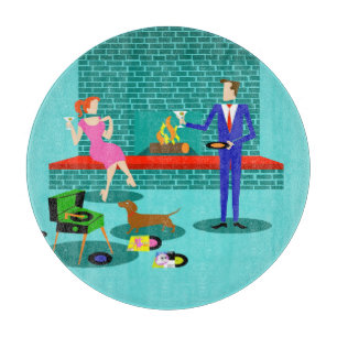 Couple rétro avec planche à découper de chien