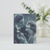 couple rétro des années 1920 avec carte postale vi (Debout devant)