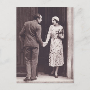 Couple rétro sur la carte postale Porte